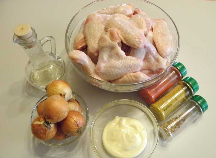 1. Этап. Маринад для куриных крылышек: Количество маринада получается примерно на 2 кг. крылышек. Майонез у меня домашний, на крайний случай можно использовать и магазинный, но тогда не кладите уксус, он и так будет достаточно кислым.
