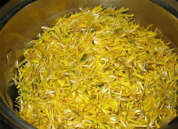 1. Этап. Варенье из одуванчиков с цветками: 1. Цветы одуванчиков слегка промойте под водой, отделите лепестки от головки цветка. В кастрюлю с водой сложите лепестки и поставьте на средний огонь, доведите до кипения. Далее, помешивая, варите одуванчики еще минут 13, уменьшив огонь.