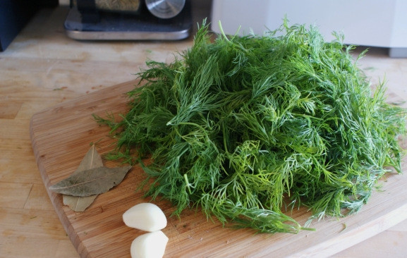 1. Этап. Суп со стручковой фасолью: Очистите чеснок и нашинкуйте укроп.