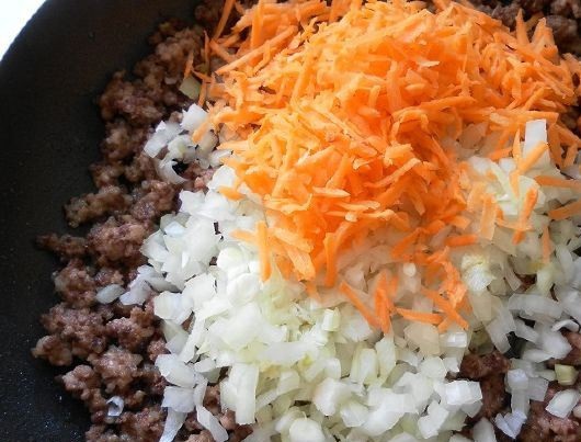 1. Этап. Паста с фаршем и помидорами: Добавляем лук и морковку в фарш.
