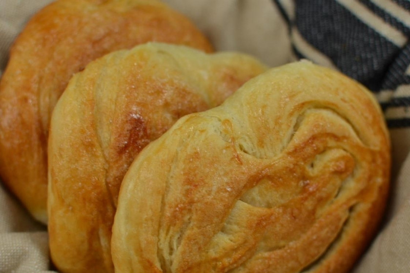 1. Этап. Булочки московские: Затем каждую булочку смазываем взбитым яйцом и посыпаем сахаром. Отправляем булочки выпекаться в духовку (180 градусов) примерно на 25-30 минут. Московские булочки должны покрыться красивой золотистой корочкой.