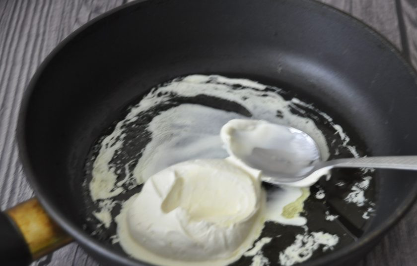 1. Этап. Пенне с лососем: В разогретую сковороду влейте оливковое масло и добавьте сливки.