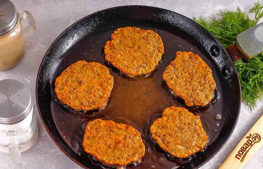 1. Этап. Печеночные оладьи с картофелем: Переверните на другую сторону и обжарьте такое же количество времени.