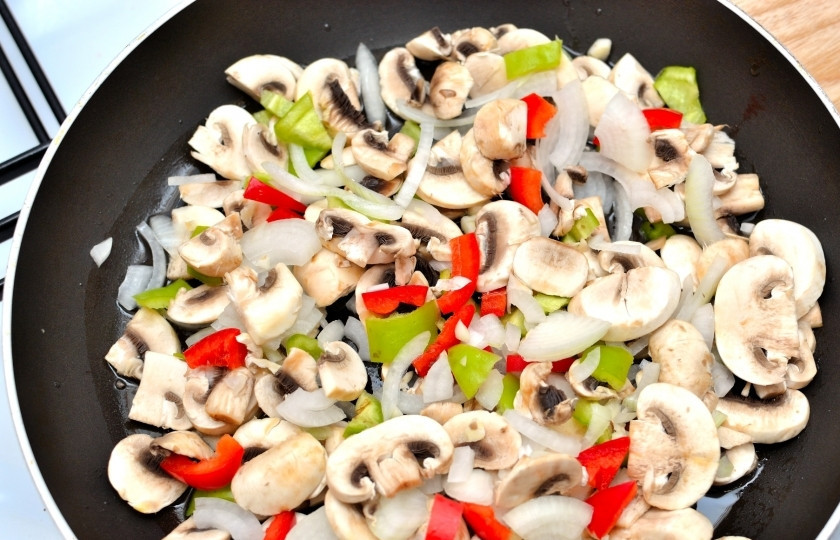 1. Этап. Омлет с сыром и овощами: Почистите, помойте и порежьте все овощи и грибы. Они должны быть равными по величине. Потушите их на растительном масле до готовности.