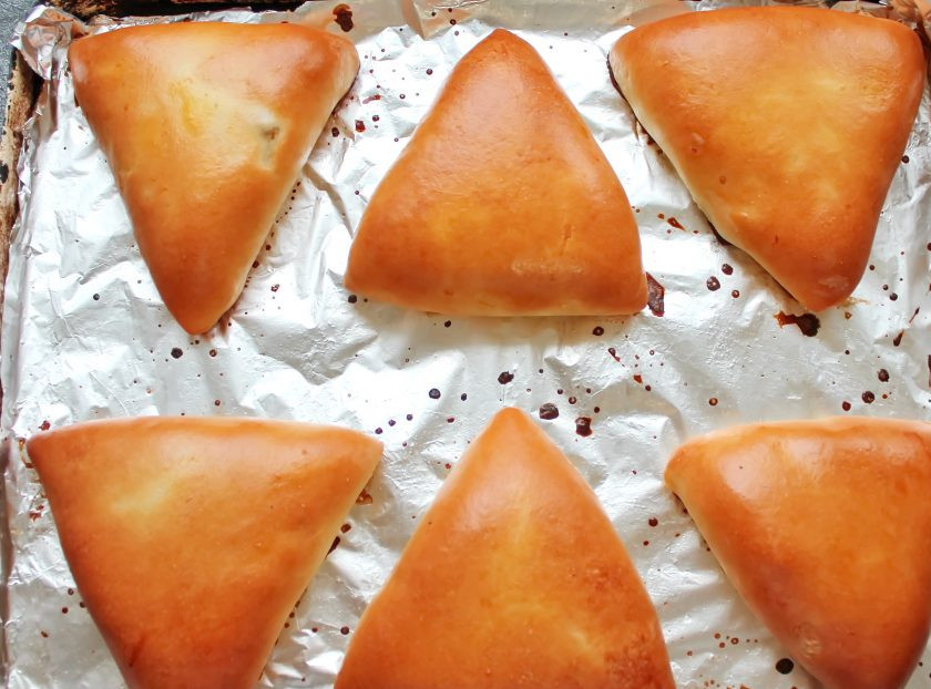 1. Этап. Пирожки с мясом и картошкой в духовке: Противень с пирожками поставьте в горячую духовку и выпекайте при температуре 180 градусов в течение 15-20 минут до золотистой корочки и готовности. Готовые пирожки смажьте растительным маслом, накройте и оставьте отдохнуть в течение 10 минут.