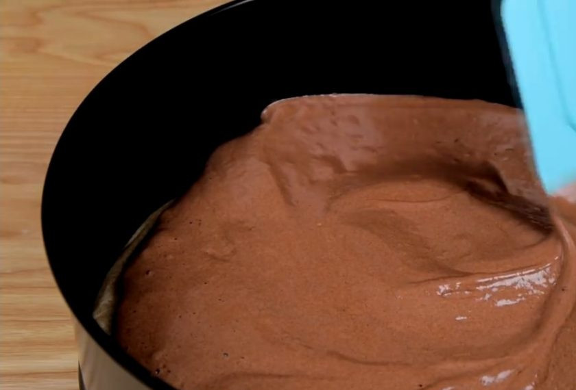 1. Этап. Торт-десерт Дары лета: 5. С горячих заготовок снимите бумагу. Разомкните бортик формы и установите заготовки, пока они горячие. Лишние секции заготовки удалите. Оставьте бисквит в форме на 15 минут, затем извлеките и остудите на решетке. Установите корж к готовым заготовкам из теста.