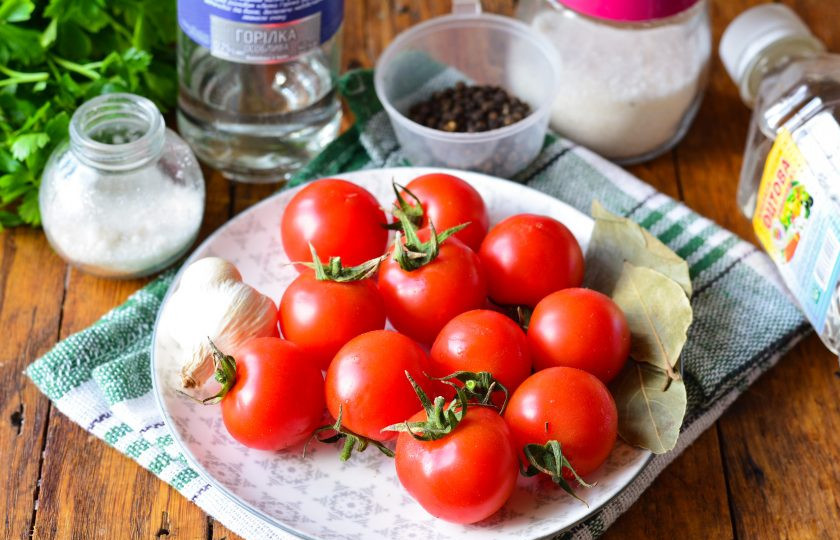 1. Этап. Помидоры с водкой на зиму: Подготовьте ингредиенты для приготовления помидор с водкой на зиму.