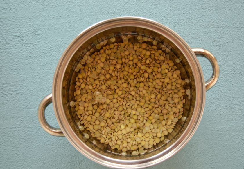 1. Этап. Борщ с чечевицей: Чечевицу промойте, переложите в кастрюлю и залейте водой. После закипания варите чечевицу 20 минут.