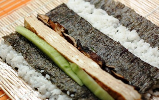 1. Этап. Футомаки с омлетом и шиитаке: На рис кладем половинку листа нори (как на фото), на него выкладываем немного нашей начинки. Возможны разные комбинации - на этом фото, например, омлет, огурец и грибы...