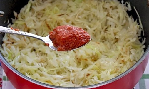 1. Этап. Ленивые голубцы для детей: Затем добавьте томатную пасту, соль, лавровый лист. Всё хорошенько перемешайте. Тушите ещё 5 минут.