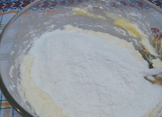 1. Этап. Рождественское печенье из творога: 2. Соком лимона или уксусом погасите соду. Всыпьте просеянную муку. Тщательно перемешайте и замесите однородное тесто. Для аромата добавьте ванилин, при желании можно использовать цедру апельсина или лимона.