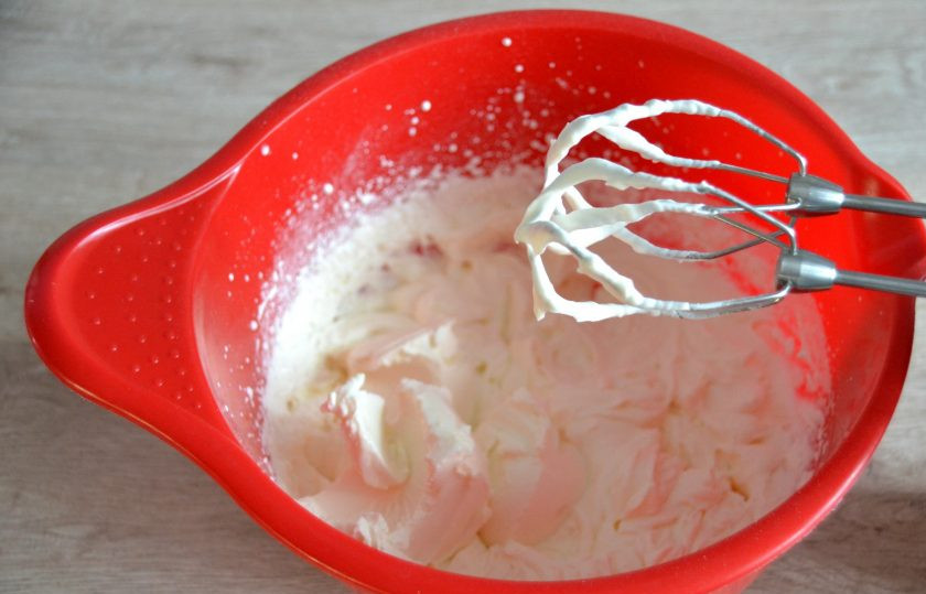 1. Этап. Пирожное Красное и белое: Добавьте сливочный творожный сыр и взбейте в плотную кремовую массу. Можно поставить для стабилизации в холодильник на 1 час.