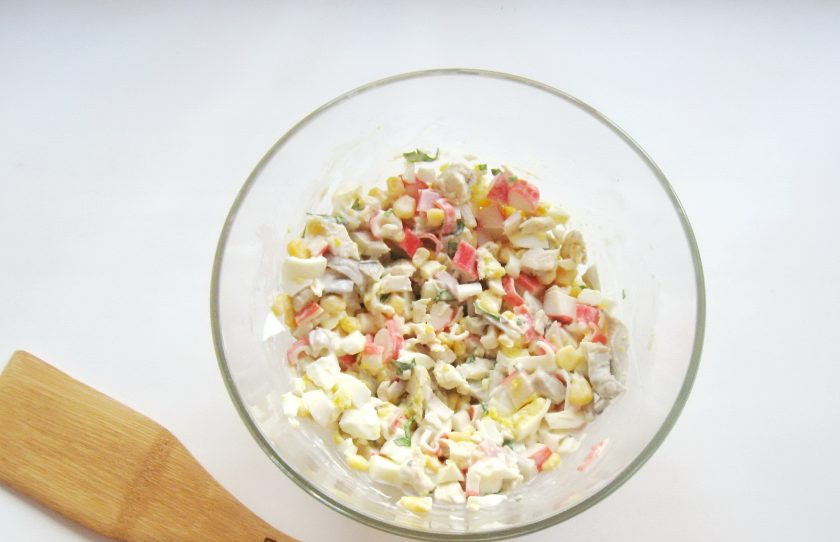 1. Этап. Салат Фантазия с крабовыми палочками: Салат посолите и поперчите по вкусу, перемешайте.
