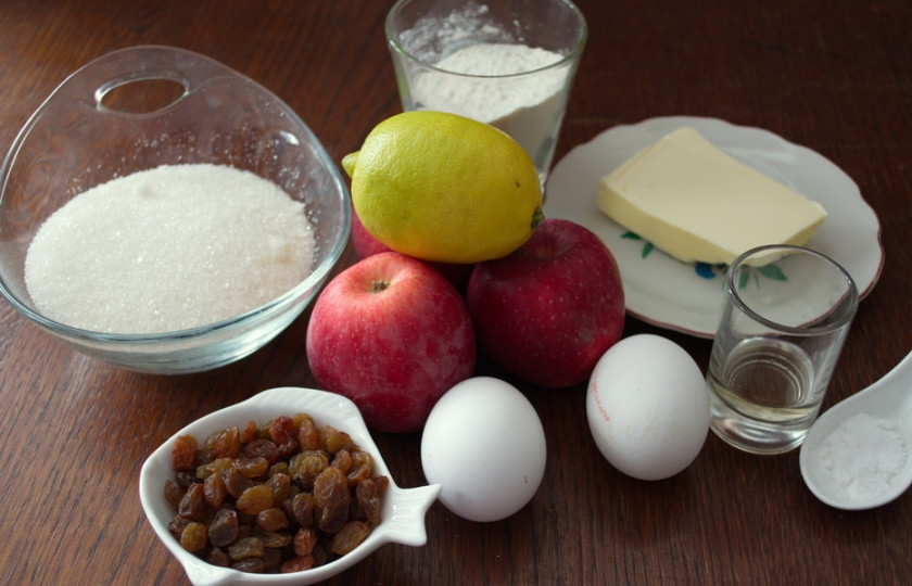 1. Этап. Яблочный пирог с изюмом: 1. Для приготовления пирога нам необходимы: мука пшеничная, сливочное масло, яйца, сахарный песок, ванилин, лимон, яблоки, изюм, сода пищевая, уксус винный.