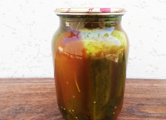 1. Этап. Огурчики с кетчупом на зиму: Залейте огурцы прямо сразу горячим маринадом. Накройте банку крышкой, но пока не закатывайте.