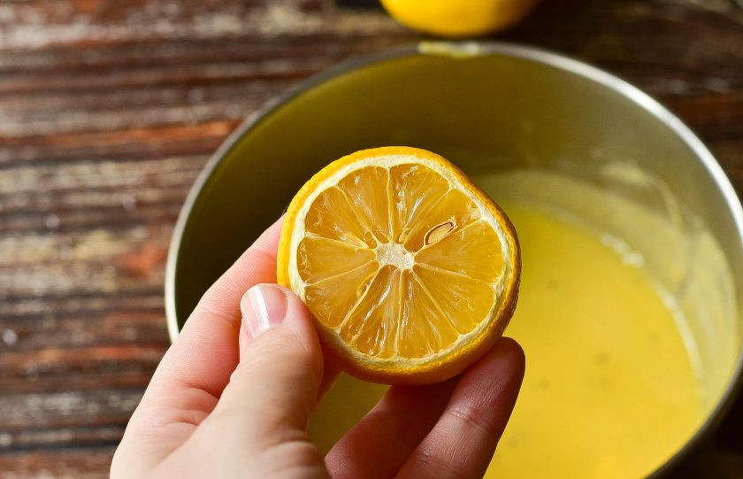 1. Этап. Лимонный соус к рыбе: Выдавите сок лимона. Перемешайте.