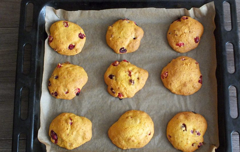 1. Этап. Тыквенное печенье с клюквой: Через указанное время достаньте противень с печеньем из духовки.