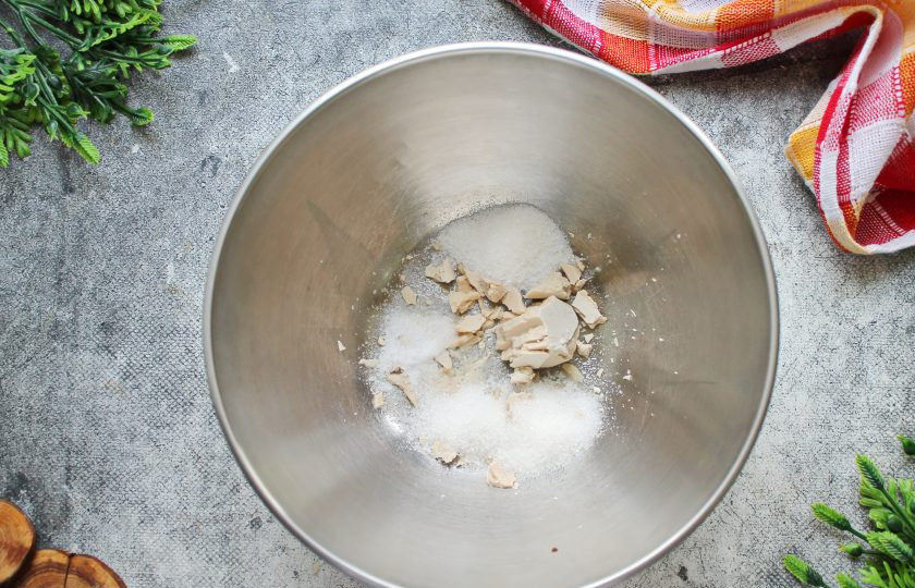 1. Этап. Морковное тесто: В глубокую миску выложите сахар, соль и раскрошите свежие дрожжи.