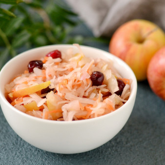 Квашеная капуста с клюквой и яблоками