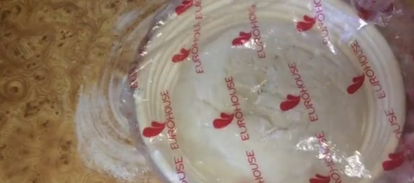 1. Этап. Хлеб оливковый на закваске: 5. Переверните тесто, положите в миску и накройте пленкой. Оставьте в миске на оставшееся время. Выложите тесто на поверхность, слегка присыпанную мукой. Округлите, присыпьте мукой и положите швом вверх в миску, присыпанную рисовой мукой.