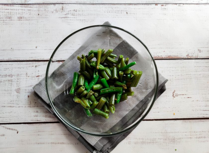 1. Этап. Салат Паради: Стручковую фасоль обжарьте в сковороде с растительным маслом до золотистого цвета. Жареную фасоль выложите в тарелку.