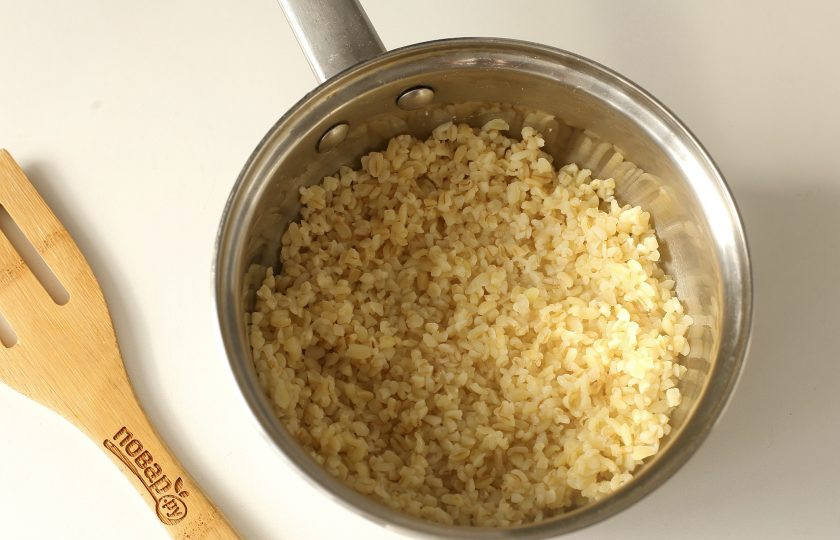 1. Этап. Салат с булгуром и курицей: Булгур отварите в подсоленной воде до готовности, согласно инструкции на упаковке.