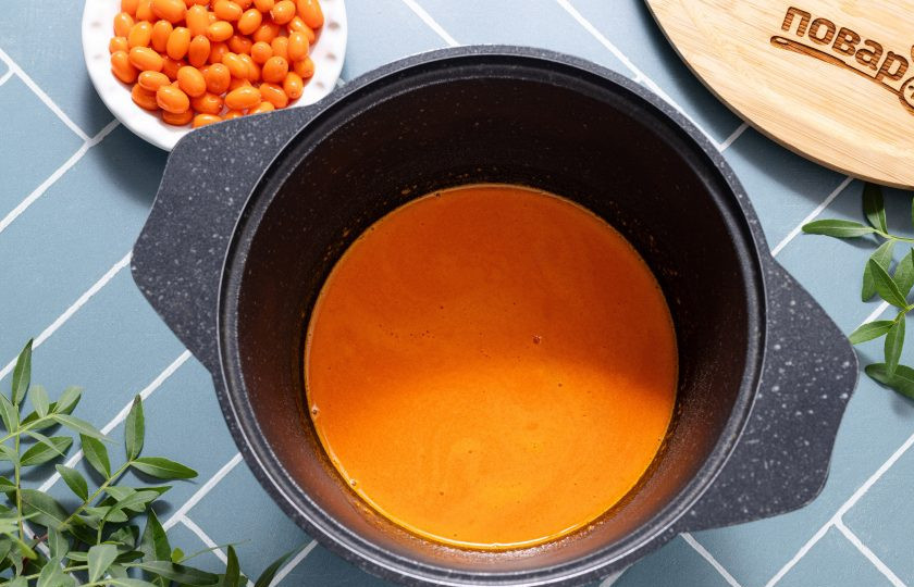 1. Этап. Повидло облепиховое: Перелейте получившееся пюре в кастрюлю с толстым дном.