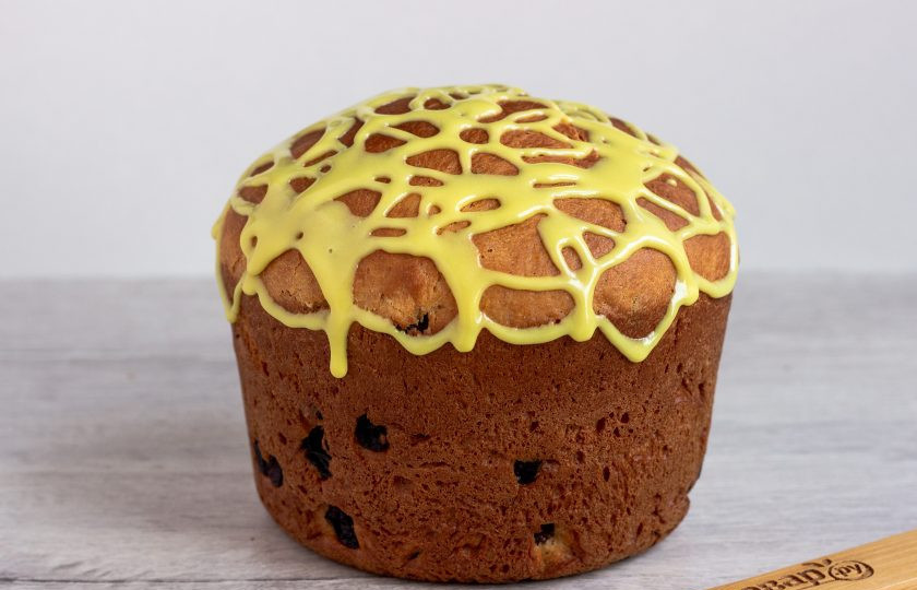 1. Этап. Простая пасха: Глазурь я использовала готовую. Развела по инструкции, наполнила глазурью кулинарный мешочек и полила остывшие пасхи.