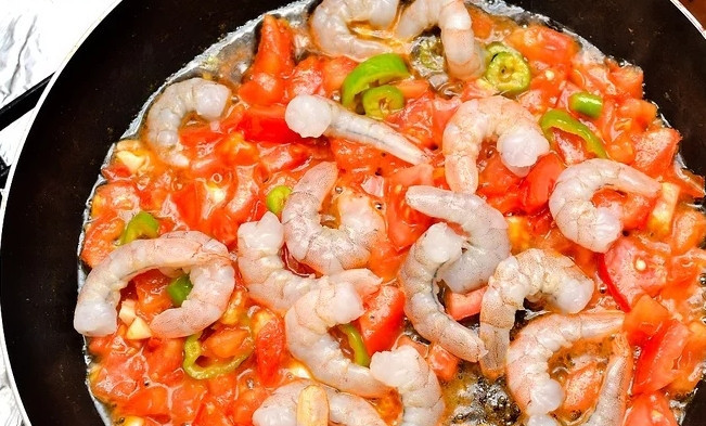 1. Этап. Креветочный салат: Через 2 минуты выложите очищенные креветки.