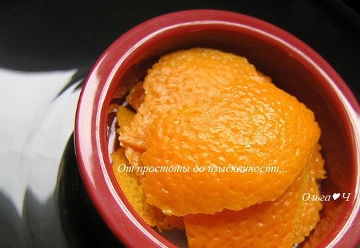 1. Этап. Рисовый пудинг с грушей: Этот десерт я готовила с помощью пароварки Philips Avance collection 2000W, но его можно приготовить и обычным способом на плите. Подготовьте пароварку: наполните резервуар для воды до отметки максимального уровня. Установите на место поддон для капель. В контейнер для специй положите цедру половины одного апельсина.