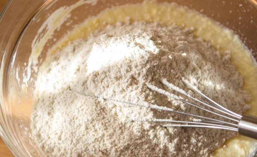 1. Этап. Кексы простые на молоке: 7. Добавляю муку с разрыхлителем и замешиваю тесто консистенции густой сметаны.