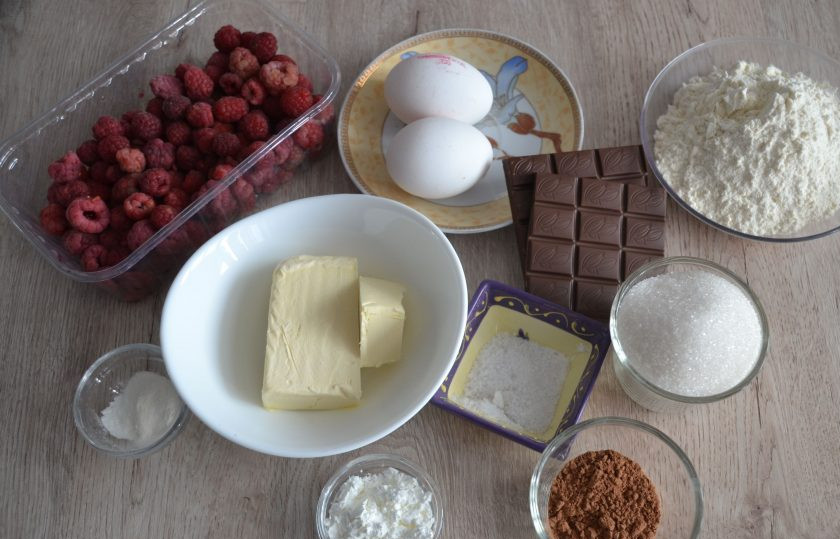 1. Этап. Брауни с малиной: Подготовьте ингредиенты.