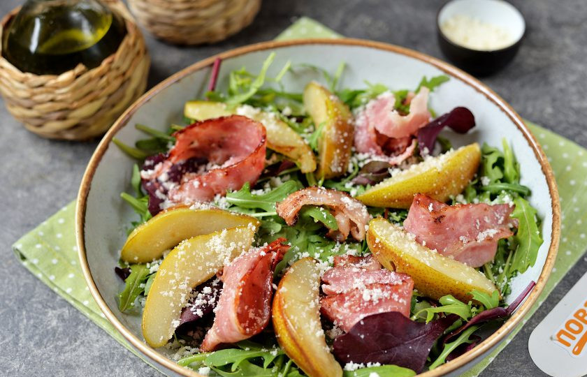 1. Этап. Салат с беконом, грушей и рукколой: Чуть сбрызните салат маслом и уксусом, посыпьте щедро тертым пармезаном. Соль я не добавляю, пармезан и бекон достаточной соленые.