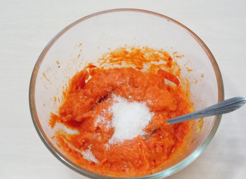 1. Этап. Паста Том Ям: Добавьте соль и перемешайте.