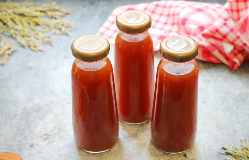 1. Этап. Томатно-огуречный сок: Горячий сок разлейте в подготовленные банки, плотно закройте, переверните и укутайте до полного остывания. Верните банки в исходное положение и уберите на хранение.