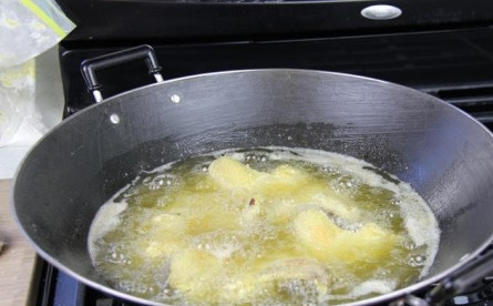 1. Этап. Крылышки во фритюре: 6. Небольшими порциями выкладывайте крылышки и жарьте до румяной корочки.