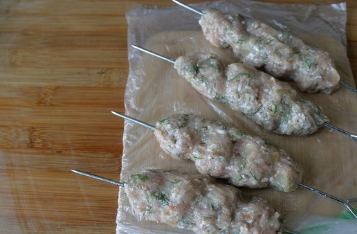 1. Этап. Кебабы из индейки с быстромаринованными помидорами: Из фарша формуем продолговатые котлеты. Нанизываем их на шампуры, слегка обжимая фарш вокруг шампур. Смазываем кебабы маслом, кладём на решётку мангала или сковороду-гриль.