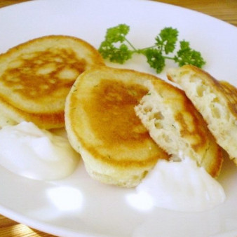 Оладьи на кефире и дрожжах