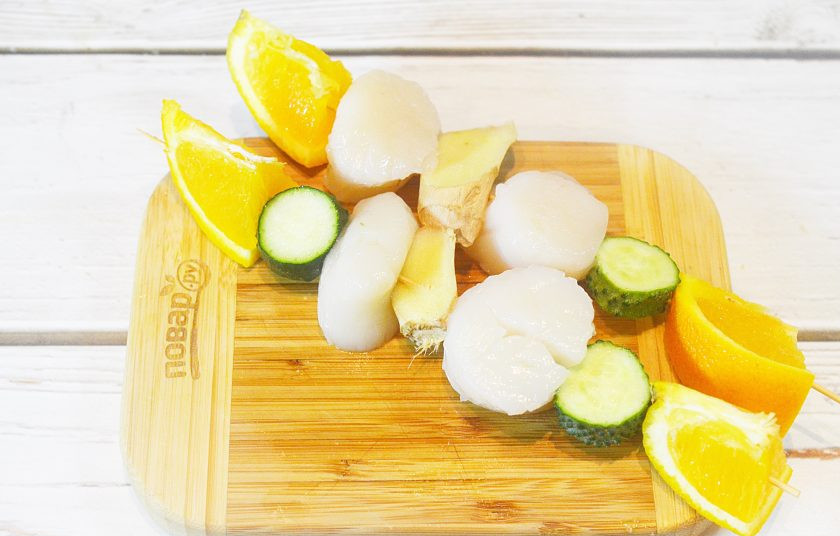 1. Этап. Шашлык из морских гребешков: 5. Если шпажки деревянные, - замочите их на 30 минут в воде. Насадите ломтики огурца, имбиря, апельсина и гребешки. Первым и последним ингредиентом на шпажках должны быть дольки апельсина.