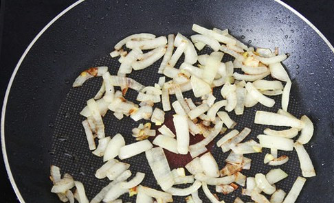 1. Этап. Тушеная куриная голень: Перекладываем голени в кастрюлю, а на сковороде жарим репчатый лук так же до золотистости.