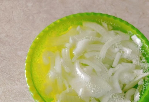 1. Этап. Сосиски с маринованными яйцами и луком: Большую луковицу (или две средних) Нарезать четверть кольцами. Закипятить чайник и залить лук горячей водой буквально на полминуты. Не лейте сразу кипяток, пусть будет градусов 90. Затем воду слить и промыть лук холодной водой. Откинуть на дуршлаг, чтобы стекла вода. Лук должен остаться упругим и хрустящим, но не очень острым. Не держите долго в горячей воде, иначе лук станет мягким.