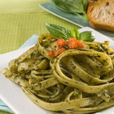 1. Этап. Простой Песто: 4. Смешивать все составляющие до тех пор, пока не образуется полностью однородная масса. Подавать с макаронами, мясными и рыбными блюдами. Не стоит готовить сразу много Песто – чем свежее соус, тем богаче его вкус.