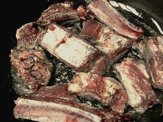 1. Этап. Свиные ребрышки с черносливом: В сковороде разогреваем растительное масло и обжариваем на нем ребрышки со всех сторон до легкого золотистого цвета.