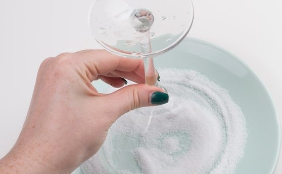 1. Этап. Клубничная Маргарита с лаймом: 3. Бокал для коктейля можно украсить как сахаром, так и солью (что вам больше по вкусу).