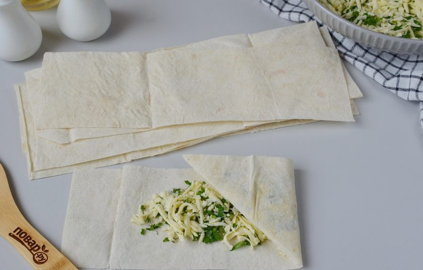 1. Этап. Пирожки в лаваше: Заверните получившийся треугольник наверх.