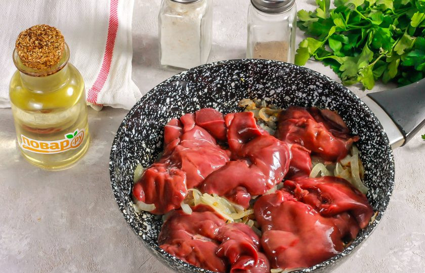 1. Этап. Куриная печень с сельдереем, яблоком и луком: Выложите куриную печень, обсушив ее бумажными салфетками. Обжарьте около 2-3 минут с одной стороны, накрыв сковороду крышкой.