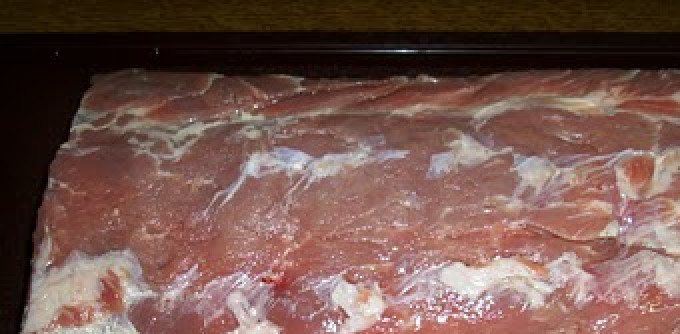 1. Этап. Вяленая свинина со специями: Мясо промойте и обсушите.