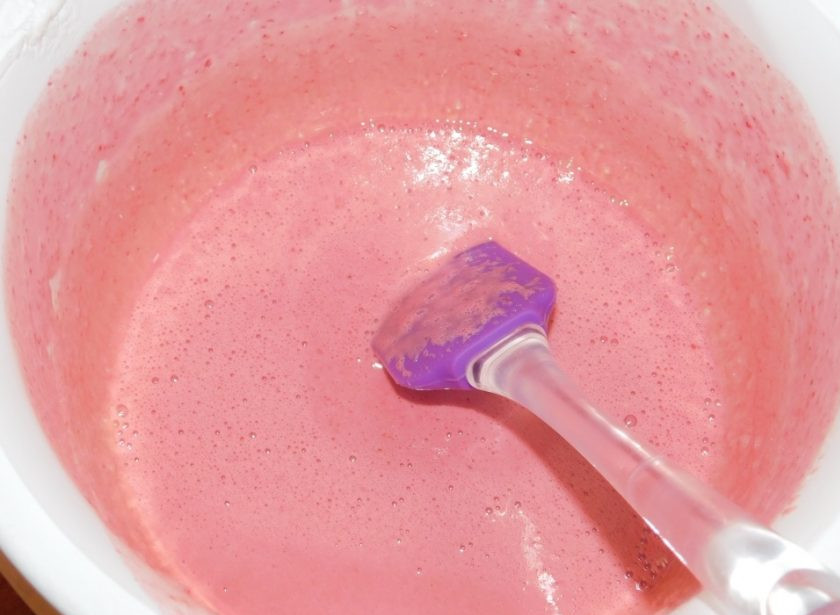 1. Этап. Крем-мёд с ягодами: Получаем вот такую воздушную нежную массу. При добавлении ягод масса станет жидкой, позже загустеет.