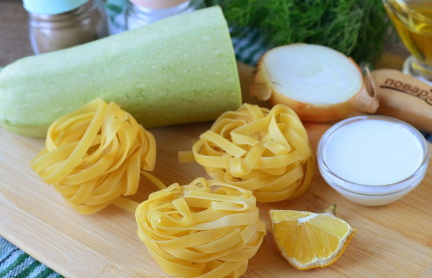 1. Этап. Фетучини с кабачками: Подготовьте все ингредиенты.