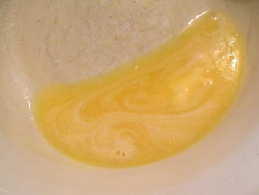 1. Этап. Яблочные булочки: Растопите мало, введите его в молоко вместе с яйцом. Всё хорошо перемешайте.